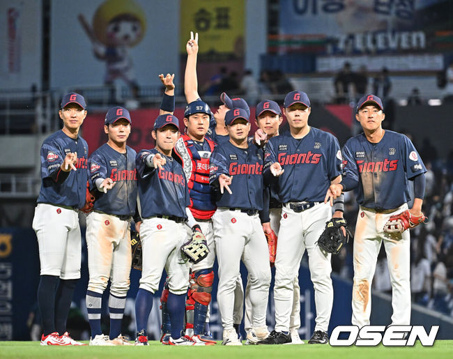 [OSEN=창원, 이석우 기자] 29일 창원NC파크에서 2026 신한 SOL KBO 리그 NC 다이노스와 롯데 자이언츠의 경기가 열렸다. 홈팀 NC는 구창모가, 방문팀 롯데는 박세웅이 선발 출전했다. 롯데 자이언츠 선수들이 연장 승부끝에 NC 다이노스에 6-2로 승리한 후 기념촬영을 하고 있다. 2026.05.29 / foto0307@osen.co.kr
