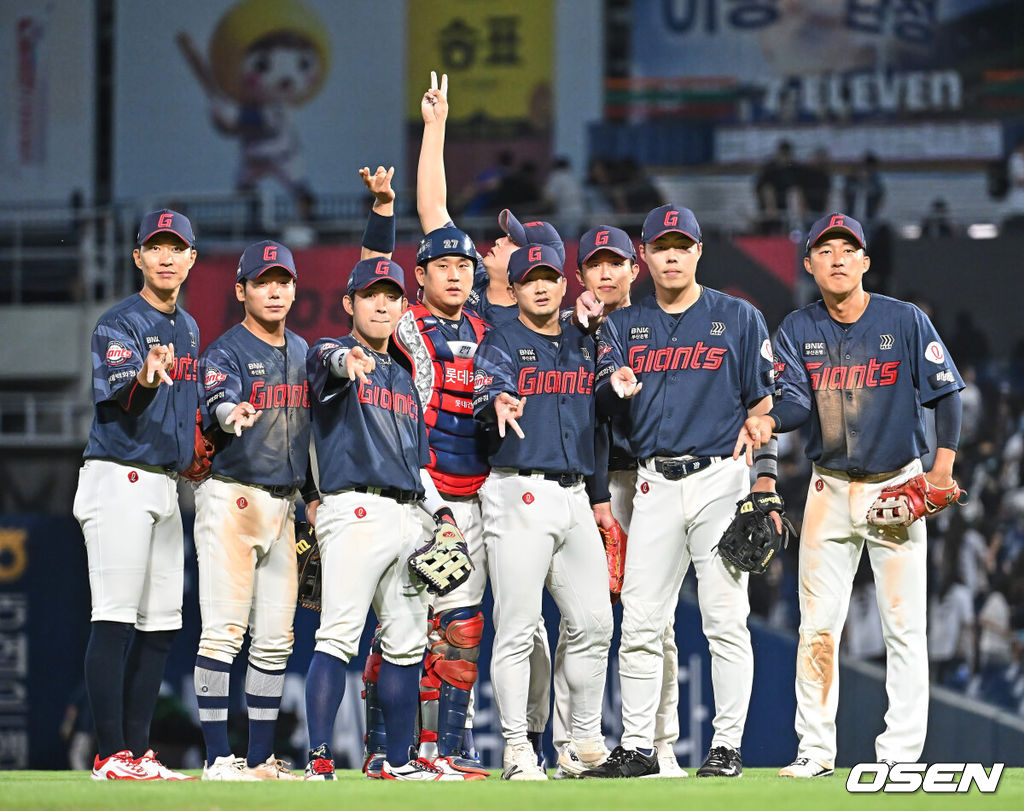 29일 창원NC파크에서 2026 신한 SOL KBO 리그 NC 다이노스와 롯데 자이언츠의 경기가 열렸다. 홈팀 NC는 구창모가, 방문팀 롯데는 박세웅이 선발 출전했다. 롯데 자이언츠 선수들이 연장 승부끝에 NC 다이노스에 6-2로 승리한 후 기념촬영을 하고 있다. 2026.05.29 / foto0307@osen.co.kr