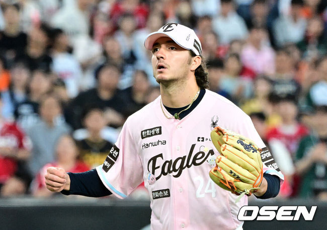 [OSEN=대전, 지형준 기자] 29일 대전 한화생명 볼파크에서 2026 신한 SOL KBO리그 한화 이글스와 SSG 랜더스의 경기가 열렸다.한화는 화이트, SSG은 최원준을 선발로 내세웠다.&nbsp;5회초 2사에서 한화 화이트가 SSG 오태곤을 삼진 처리하고 있다. 2026.05.29&nbsp;/ jpnews@osen.co.kr