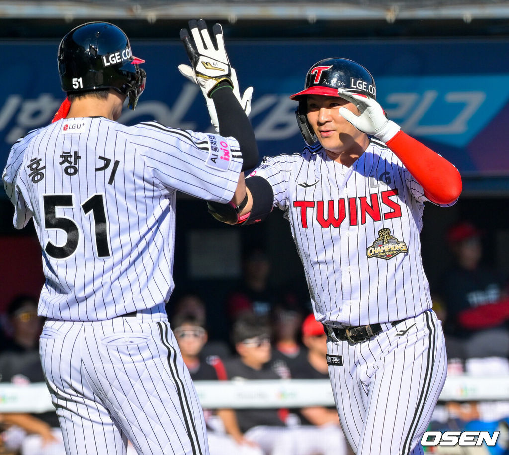 30일 서울 잠실야구장에서 ‘2026 신한 SOL Bank KBO리그’ LG 트윈스와 KIA 타이거즈의 경기가 열렸다.이날 LG는 송승기, KIA는 올러를 선발로 내세웠다.1회말 2사 주자 1루 LG 오지환이 우월 선취 투런 홈런을 때린 후 홈에서 홍창기와 기쁨을 나누고 있다. 2026.05.30 / rumi@osen.co.kr