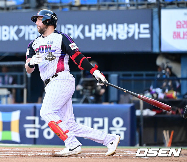 [OSEN=잠실, 최규한 기자] 14일 서울 잠실야구장에서 ‘2026 신한 SOL Bank KBO리그’ LG 트윈스와 KIA 타이거즈의 경기가 열렸다.홈팀 LG는 라클란 웰스, 방문팀 KIA는 이의리를 선발로 내세웠다.1회말 1사 1루 상황 LG 오스틴이 안타를 날리고 있다. 2026.05.29 / dreamer@osen.co.kr