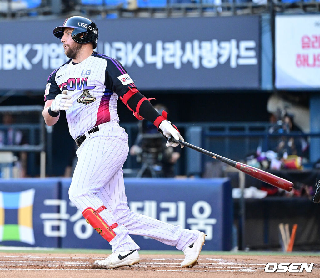 14일 서울 잠실야구장에서 ‘2026 신한 SOL Bank KBO리그’ LG 트윈스와 KIA 타이거즈의 경기가 열렸다.홈팀 LG는 라클란 웰스, 방문팀 KIA는 이의리를 선발로 내세웠다.1회말 1사 1루 상황 LG 오스틴이 안타를 날리고 있다. 2026.05.29 / dreamer@osen.co.kr