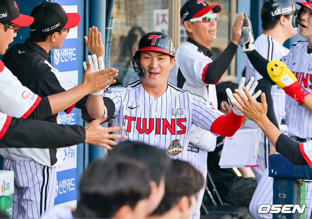 30일 서울 잠실야구장에서 ‘2026 신한 SOL Bank KBO리그’ LG 트윈스와 KIA 타이거즈의 경기가 열렸다.이날 LG는 송승기, KIA는 올러를 선발로 내세웠다.1회말 2사 주자 1루 LG 오지환이 우월 선취 투런 홈런을 때린 후 덕아웃에서 기쁨을 나누고 있다. 2026.05.30 / rumi@osen.co.kr