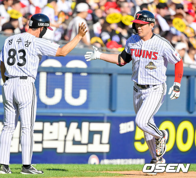 [OSEN=잠실, 민경훈 기자] 30일 서울 잠실야구장에서 ‘2026 신한 SOL Bank KBO리그’ LG 트윈스와 KIA 타이거즈의 경기가 열렸다.이날 LG는 송승기, KIA는 올러를 선발로 내세웠다.1회말 2사 주자 1루 LG 오지환이 우월 선취 투런 홈런을 때린 후 그라운드를 돌고 있다. 2026.05.30 / rumi@osen.co.kr