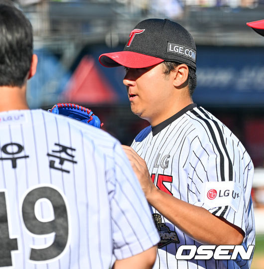 [OSEN=잠실, 민경훈 기자] 30일 서울 잠실야구장에서 ‘2026 신한 SOL Bank KBO리그’ LG 트윈스와 KIA 타이거즈의 경기가 열렸다.이날 LG는 송승기, KIA는 올러를 선발로 내세웠다.1회초를 마친 LG 선발 송승기가 덕아웃에서 하이파이브를 하고 있다. 2026.05.30 / rumi@osen.co.kr