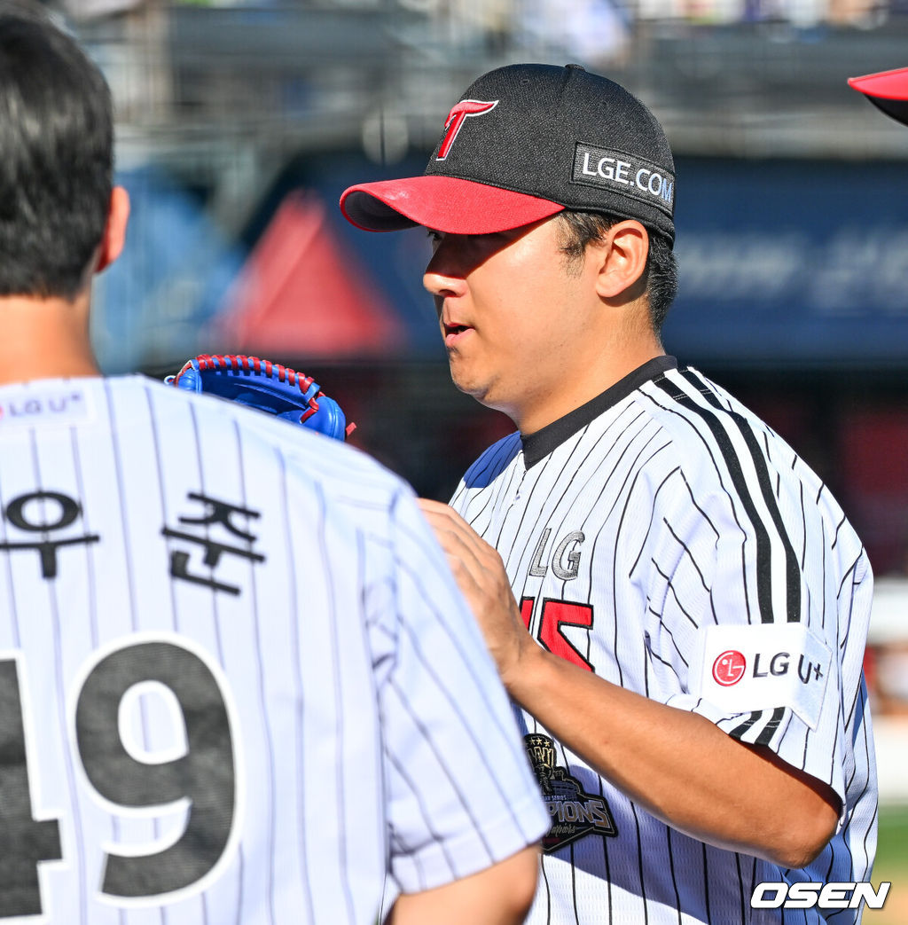 30일 서울 잠실야구장에서 ‘2026 신한 SOL Bank KBO리그’ LG 트윈스와 KIA 타이거즈의 경기가 열렸다.이날 LG는 송승기, KIA는 올러를 선발로 내세웠다.1회초를 마친 LG 선발 송승기가 덕아웃에서 하이파이브를 하고 있다. 2026.05.30 / rumi@osen.co.kr