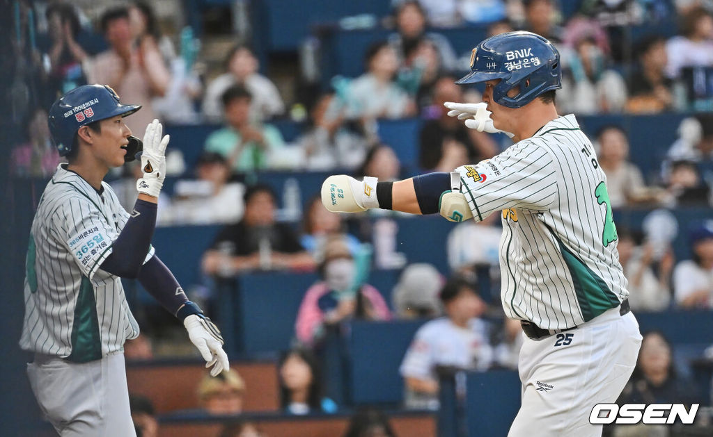 30일 창원NC파크에서 2026 신한 SOL KBO 리그 NC 다이노스와 롯데 자이언츠의 경기가 열렸다. 홈팀 NC는 라일리가, 방문팀 롯데는 이민석이 선발 출전했다. NC 다이노스 김형준이 7회말 무사 좌월 솔로 홈런을 치고 세리머니를 하고 있다. 2026.05.30 / foto0307@osen.co.kr
