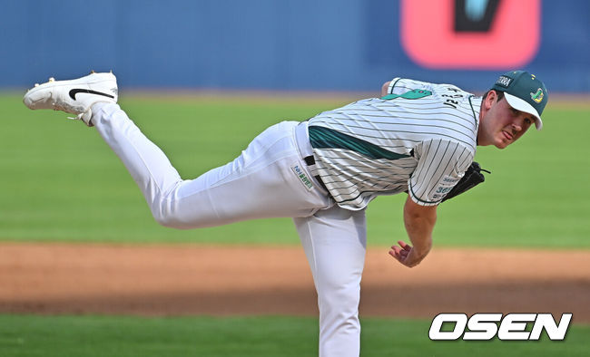[OSEN=창원, 이석우 기자] 30일 창원NC파크에서 2026 신한 SOL KBO 리그 NC 다이노스와 롯데 자이언츠의 경기가 열렸다. 홈팀 NC는 라일리가, 방문팀 롯데는 이민석이 선발 출전했다. NC 다이노스 선발투수 라일리가 역투하고 있다. 2026.05.30 / foto0307@osen.co.kr