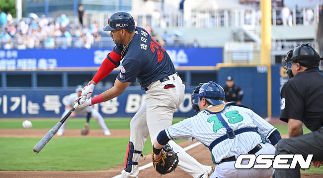 [OSEN=창원, 이석우 기자] 30일 창원NC파크에서 2026 신한 SOL KBO 리그 NC 다이노스와 롯데 자이언츠의 경기가 열렸다. 홈팀 NC는 라일리가, 방문팀 롯데는 이민석이 선발 출전했다. 롯데 자이언츠 레이예스가 1회초 무사 1,3루 우익수 앞 1타점 안타를 치고 있다. 2026.05.30 / foto0307@osen.co.kr