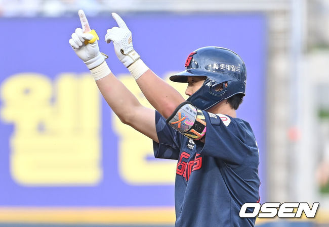 [OSEN=창원, 이석우 기자] 30일 창원NC파크에서 2026 신한 SOL KBO 리그 NC 다이노스와 롯데 자이언츠의 경기가 열렸다. 홈팀 NC는 라일리가, 방문팀 롯데는 이민석이 선발 출전했다. 롯데 자이언츠 전민재가 4회초 2사 1루 좌익수 왼쪽 1타점 2루타를 치고 세리머니를 하고 있다. 2026.05.30 / foto0307@osen.co.kr