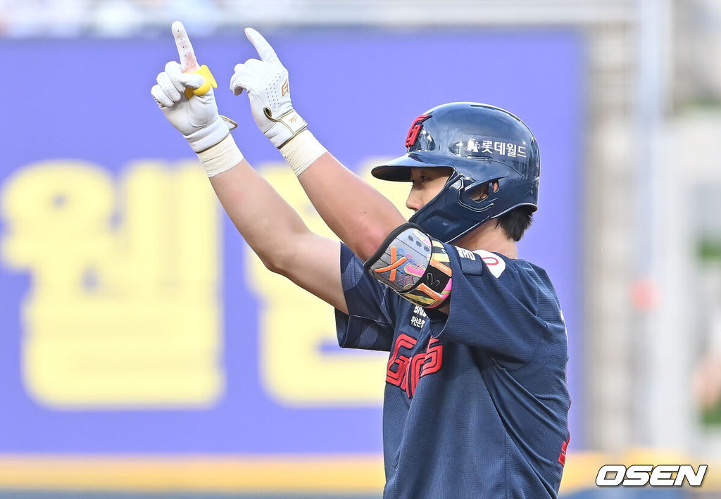 30일 창원NC파크에서 2026 신한 SOL KBO 리그 NC 다이노스와 롯데 자이언츠의 경기가 열렸다. 홈팀 NC는 라일리가, 방문팀 롯데는 이민석이 선발 출전했다. 롯데 자이언츠 전민재가 4회초 2사 1루 좌익수 왼쪽 1타점 2루타를 치고 세리머니를 하고 있다. 2026.05.30 / foto0307@osen.co.kr