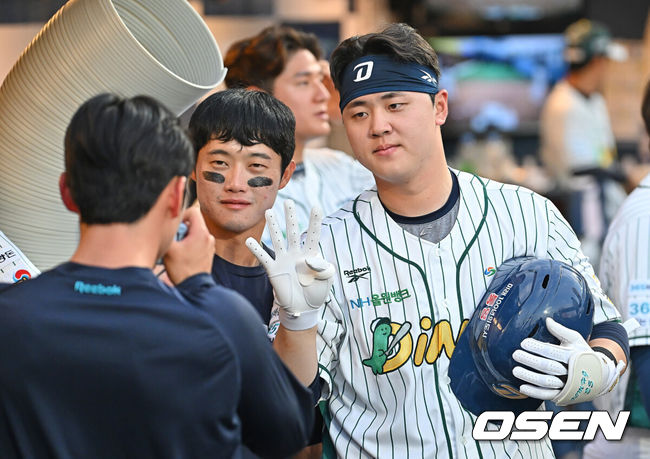 [OSEN=창원, 이석우 기자] 30일 창원NC파크에서 2026 신한 SOL KBO 리그 NC 다이노스와 롯데 자이언츠의 경기가 열렸다. 홈팀 NC는 라일리가, 방문팀 롯데는 이민석이 선발 출전했다. NC 다이노스 김형준이 7회말 무사 좌월 솔로 홈런을 치고 기념촬영을 하고 있다. 2026.05.30 / foto0307@osen.co.kr