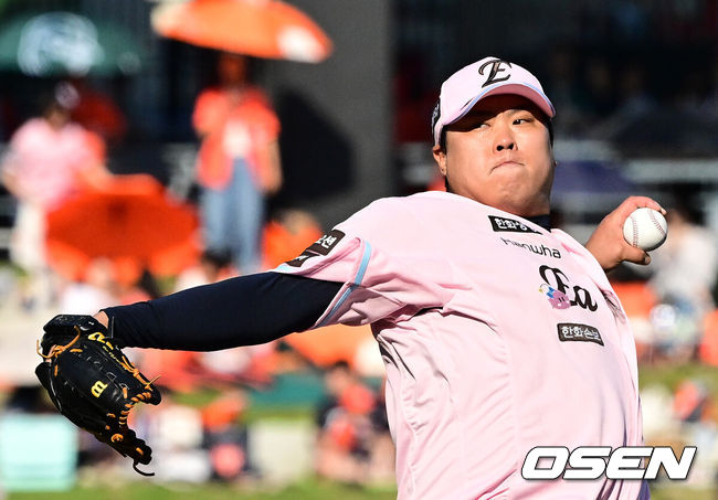 [OSEN=대전, 지형준 기자] 30일 대전 한화생명 볼파크에서 2026 신한 SOL KBO리그 한화 이글스와 SSG 랜더스의 경기가 열렸다.한화는 류현진, SSG은 김건우를 선발로 내세웠다.&nbsp;1회초 한화 류현진이 역투하고 있다. 2026.05.30&nbsp;/ jpnews@osen.co.kr