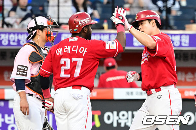 [OSEN=대전, 지형준 기자] 30일 대전 한화생명 볼파크에서 2026 신한 SOL KBO리그 한화 이글스와 SSG 랜더스의 경기가 열렸다.한화는 류현진, SSG은 김건우를 선발로 내세웠다.&nbsp;6회초 무사 1루에서 SSG 김재환이 우월 투런포를 날리며 에레디아와 기뻐하고 있다. 2026.05.30&nbsp;/ jpnews@osen.co.kr