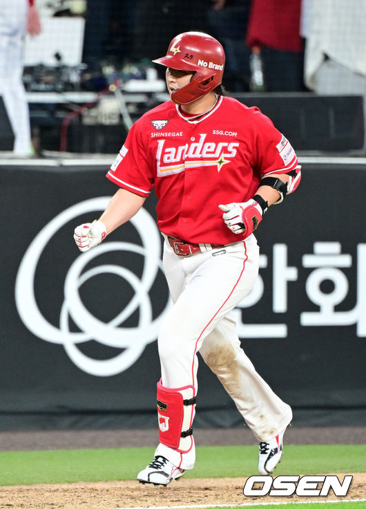 [OSEN=대전, 지형준 기자] 30일 대전 한화생명 볼파크에서 2026 신한 SOL KBO리그 한화 이글스와 SSG 랜더스의 경기가 열렸다.한화는 류현진, SSG은 김건우를 선발로 내세웠다.&nbsp;7회초 무사에서 SSG 최정이 좌월 솔로포 날리며 기뻐하고 있다. 2026.05.30&nbsp;/ jpnews@osen.co.kr