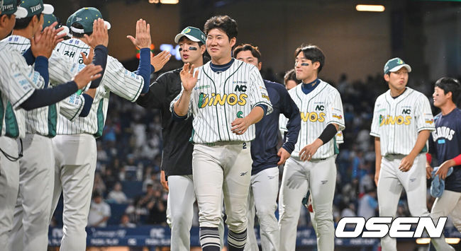 [OSEN=창원, 이석우 기자] 30일 창원NC파크에서 2026 신한 SOL KBO 리그 NC 다이노스와 롯데 자이언츠의 경기가 열렸다. 홈팀 NC는 라일리가, 방문팀 롯데는 이민석이 선발 출전했다. NC 다이노스 선수들이 롯데 자이언츠에 6-2로 승리한 후 코친진과 기쁨을 나누고 있다. 2026.05.30 / foto0307@osen.co.kr