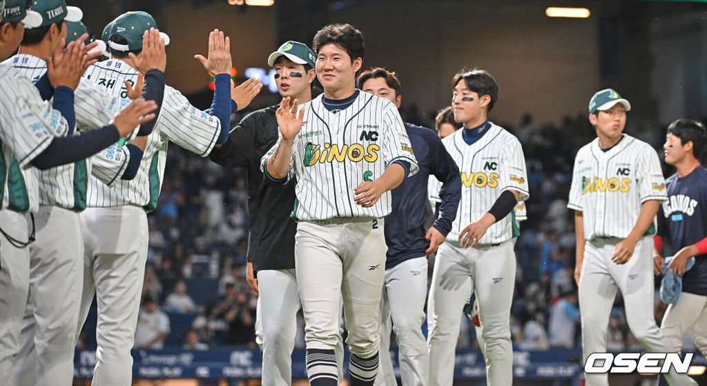 30일 창원NC파크에서 2026 신한 SOL KBO 리그 NC 다이노스와 롯데 자이언츠의 경기가 열렸다. 홈팀 NC는 라일리가, 방문팀 롯데는 이민석이 선발 출전했다. NC 다이노스 선수들이 롯데 자이언츠에 6-2로 승리한 후 코친진과 기쁨을 나누고 있다. 2026.05.30 / foto0307@osen.co.kr