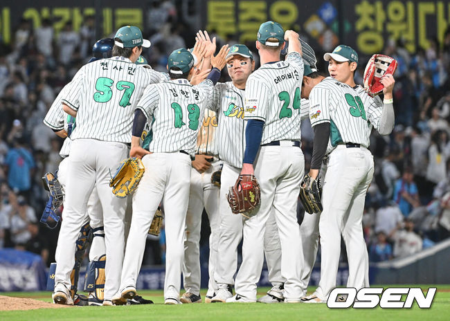 [OSEN=창원, 이석우 기자] 30일 창원NC파크에서 2026 신한 SOL KBO 리그 NC 다이노스와 롯데 자이언츠의 경기가 열렸다. 홈팀 NC는 라일리가, 방문팀 롯데는 이민석이 선발 출전했다. NC 다이노스 선수들이 롯데 자이언츠에 6-2로 승리한 후 기쁨을 나누고 있다. 2026.05.30 / foto0307@osen.co.kr