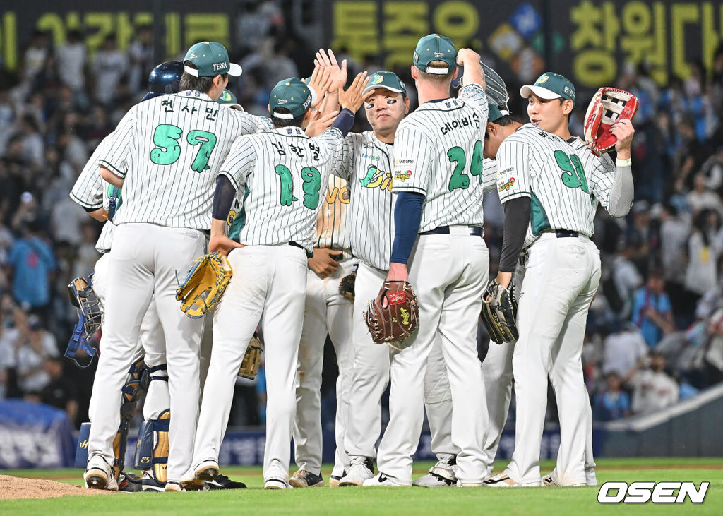 30일 창원NC파크에서 2026 신한 SOL KBO 리그 NC 다이노스와 롯데 자이언츠의 경기가 열렸다. 홈팀 NC는 라일리가, 방문팀 롯데는 이민석이 선발 출전했다. NC 다이노스 선수들이 롯데 자이언츠에 6-2로 승리한 후 기쁨을 나누고 있다. 2026.05.30 / foto0307@osen.co.kr