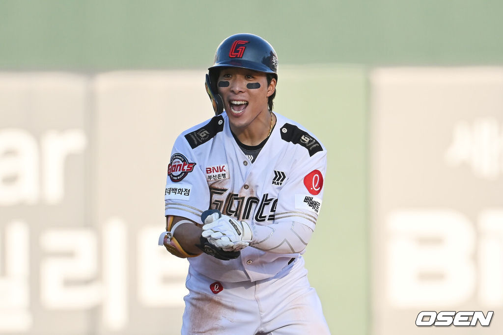 29일 부산 사직야구장에서 2025 신한 SOL 뱅크 KBO 리그 롯데 자이언츠와 KT 위즈의 경기가 열렸다. 홈팀 롯데는 박세웅이, 방문팀 KT는 쿠에바스가 선발 출전했다.롯데 자이언츠 김동혁이 4회말 2사 2,3루 좌중간 역전 2타점 2루타를 치고 환호하고 있다. 2025.06.29 / foto0307@osen.co.kr