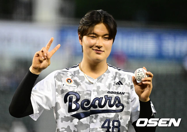 [OSEN=잠실, 지형준 기자] 프로야구 두산 베어스가 6일 서울 잠실구장에서 열린 2025 신한 SOL뱅크 KBO리그 롯데 자이언츠와의 시즌 7차전에서 5-2로 승리했다. 두산은 5월 14일 대전 한화 이글스전 이후 23일 만에 2연승에 성공했다.&nbsp;두산 김동준이 데뷔 첫 홈런 기념구를 들고 포즈를 취하고 있다. 2025.06.06 /jpnews@osen.co.kr