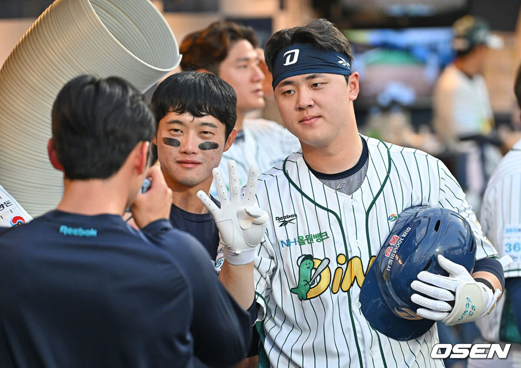30일 창원NC파크에서 2026 신한 SOL KBO 리그 NC 다이노스와 롯데 자이언츠의 경기가 열렸다. 홈팀 NC는 라일리가, 방문팀 롯데는 이민석이 선발 출전했다. NC 다이노스 김형준이 7회말 무사 좌월 솔로 홈런을 치고 기념촬영을 하고 있다. 2026.05.30 / foto0307@osen.co.kr