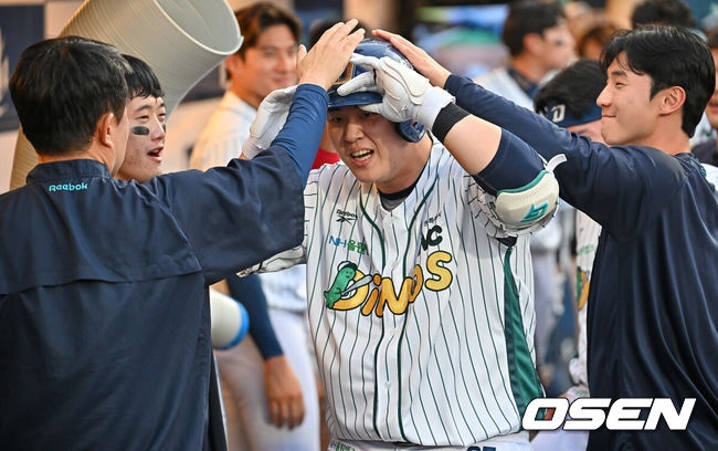 [OSEN=창원, 이석우 기자] 30일 창원NC파크에서 2026 신한 SOL KBO 리그 NC 다이노스와 롯데 자이언츠의 경기가 열렸다. 홈팀 NC는 라일리가, 방문팀 롯데는 이민석이 선발 출전했다. NC 다이노스 김형준이 7회말 무사 좌월 솔로 홈런을 치고 하이파이브를 하고 있다. 2026.05.30 / foto0307@osen.co.kr