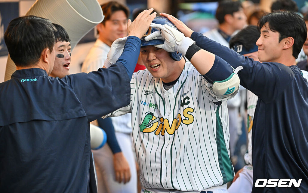 30일 창원NC파크에서 2026 신한 SOL KBO 리그 NC 다이노스와 롯데 자이언츠의 경기가 열렸다. 홈팀 NC는 라일리가, 방문팀 롯데는 이민석이 선발 출전했다. NC 다이노스 김형준이 7회말 무사 좌월 솔로 홈런을 치고 하이파이브를 하고 있다. 2026.05.30 / foto0307@osen.co.kr