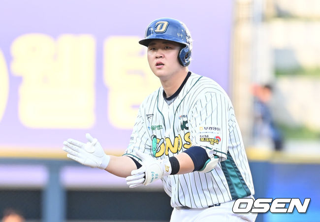 [OSEN=창원, 이석우 기자] 30일 창원NC파크에서 2026 신한 SOL KBO 리그 NC 다이노스와 롯데 자이언츠의 경기가 열렸다. 홈팀 NC는 라일리가, 방문팀 롯데는 이민석이 선발 출전했다. NC 다이노스 김형준이 5회말 1사 1,2루 좌익수 왼쪽 1타점 2루타를 치고 기뻐하고 있다. 2026.05.30 / foto0307@osen.co.kr