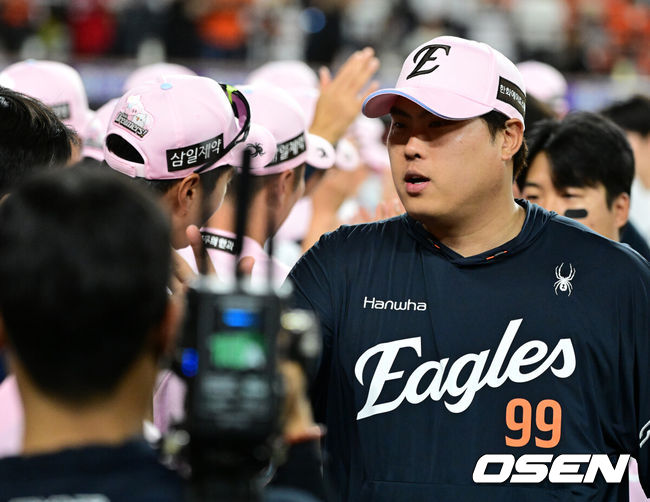 [OSEN=대전, 지형준 기자] 프로야구 한화 이글스가 SSG 랜더스를 연이틀 잡고 3연승을 내달렸다. 반면 SSG는 속수무책 11연패에 빠졌다.김경문 감독이 이끄는 한화는 30일 대전 한화생명 볼파크에서 열린 2026 신한 SOL KBO리그 SSG와의 홈경기에서 13-10으로 승리했다. 이날 승리로 3연승을 달린 한화는 시즌 전적 26승25패를 만들었다. SSG는 11경기 연속 패하면서 22승29패1무가 됐다.경기를 마치고 한화 류현진이 승리를 기뻐하고 있다. 2026.05.30&nbsp;/ jpnews@osen.co.kr
