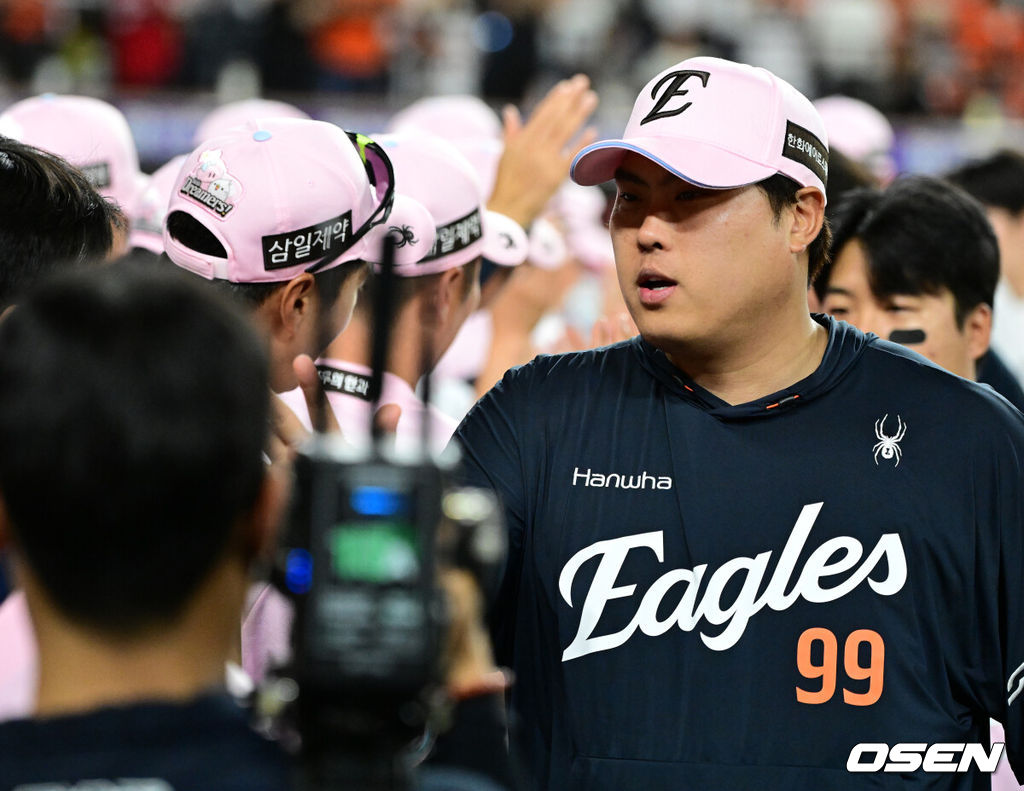 프로야구 한화 이글스가 SSG 랜더스를 연이틀 잡고 3연승을 내달렸다. 반면 SSG는 속수무책 11연패에 빠졌다.김경문 감독이 이끄는 한화는 30일 대전 한화생명 볼파크에서 열린 2026 신한 SOL KBO리그 SSG와의 홈경기에서 13-10으로 승리했다. 이날 승리로 3연승을 달린 한화는 시즌 전적 26승25패를 만들었다. SSG는 11경기 연속 패하면서 22승29패1무가 됐다.경기를 마치고 한화 류현진이 승리를 기뻐하고 있다. 2026.05.30 / jpnews@osen.co.kr