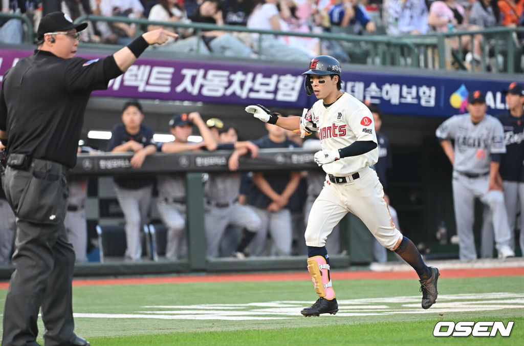 18일 부산 사직야구장에서 2025 신한 SOL 뱅크 KBO 리그 롯데 자이언츠와 한화 이글스의 경기가 열렸다. 홈팀 롯데는 홍민기가, 방문팀 한화는 엄상백이 선발 출전했다.롯데 자이언츠 김동혁이 2회말 2사 1루 우익수 오른쪽 2루타를 치고 실책으로 3루까지 진루한 후 더그아웃에 볼이 빠지자 1베이스 진루로 득점을 올리고 있다. 하지만 심판 합의로 다시 3루로 돌아갔다. 2025.06.18 / foto0307@osen.co.kr