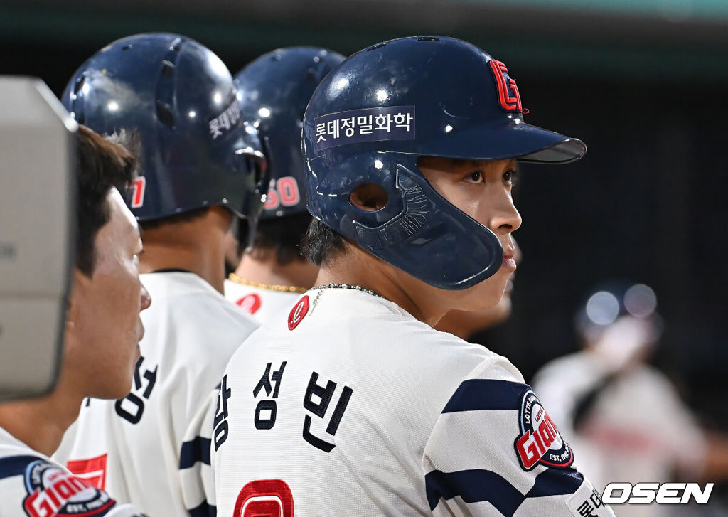 10일 부산 사직야구장에서 2025 신한 SOL 뱅크 KBO 리그 롯데 자이언츠와 두산 베어스의 경기가 열렸다. 홈팀 롯데는 나균안이, 방문팀 두산은 잭로그가 선발 출전했다.롯데 자이언츠 황성빈, 김동혁, 장두성이 헬멧을 쓰고 대주자로 나갈 준비를 하고 있다. 2025.07.10 / foto0307@osen.co.kr