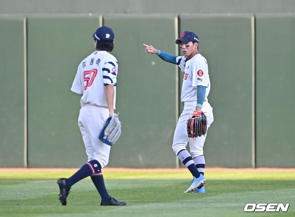 1일 부산 사직야구장에서 2025 신한 SOL 뱅크 KBO 리그 롯데 자이언츠와 LG 트윈스의 경기가 열렸다. 홈팀 롯데는 데이비슨이, 방문팀 LG는 에르난데스가 선발 출전했다.롯데 자이언츠 장두성이 1회초 김동혁과 수비를 하고 있다. 2025.07.01 / foto0307@osen.co.kr