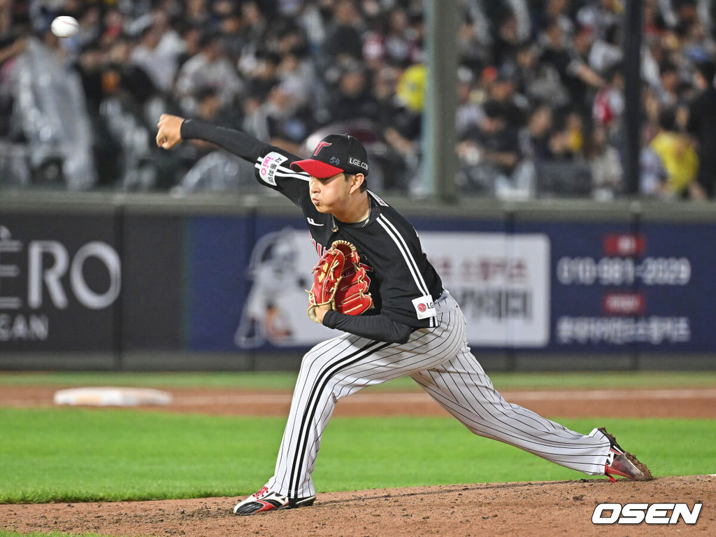 27일 부산 사직야구장에서 2026 신한 SOL KBO 리그 롯데 자이언츠와 LG 트윈스의 경기가 열렸다. 홈팀 롯데는 나균안이, 방문팀 LG는 치리노스가 선발 출전했다.LG 트윈스 김진수가 역투하고 있다. 2026.05.27 / foto0307@osen.co.kr