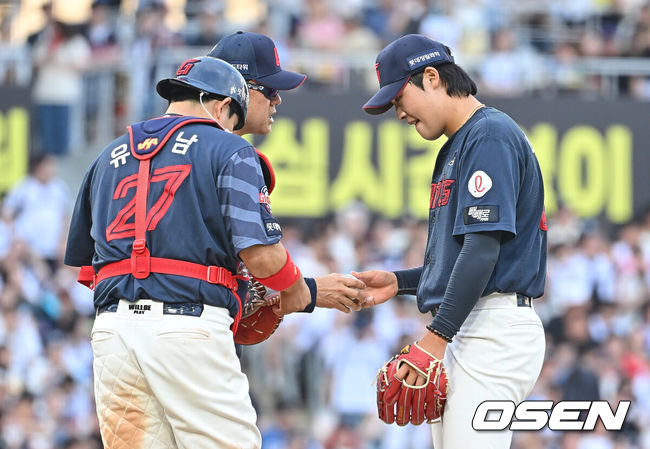 [OSEN=창원, 이석우 기자] 30일 창원NC파크에서 2026 신한 SOL KBO 리그 NC 다이노스와 롯데 자이언츠의 경기가 열렸다. 홈팀 NC는 라일리가, 방문팀 롯데는 이민석이 선발 출전했다. 롯데 자이언츠 선발투수 이민석이 5회말 동점을 허용하고 교체되고 있다. 2026.05.30 / foto0307@osen.co.kr