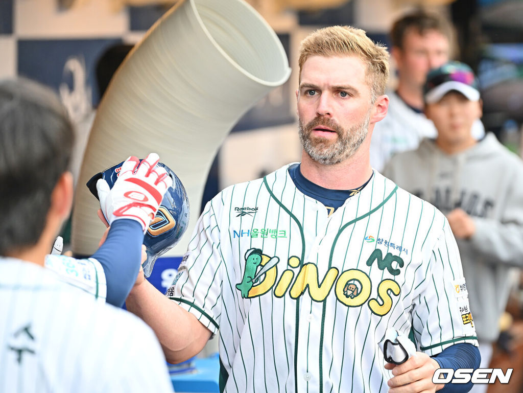 30일 창원NC파크에서 2026 신한 SOL KBO 리그 NC 다이노스와 롯데 자이언츠의 경기가 열렸다. 홈팀 NC는 라일리가, 방문팀 롯데는 이민석이 선발 출전했다. NC 다이노스 데이비슨이 5회말 1사 1,2루 김형준의 좌익수 왼쪽 1타점 2루타때 득점을 올리고 하이파이브를 하고 있다. 2026.05.30 / foto0307@osen.co.kr