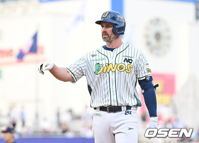 [OSEN=창원, 이석우 기자] 30일 창원NC파크에서 2026 신한 SOL KBO 리그 NC 다이노스와 롯데 자이언츠의 경기가 열렸다. 홈팀 NC는 라일리가, 방문팀 롯데는 이민석이 선발 출전했다. NC 다이노스 데이비슨이 5회말 1사 2루 중견수 앞 1타점 안타를 치고 세리머니를 하고 있다. 2026.05.30 / foto0307@osen.co.kr
