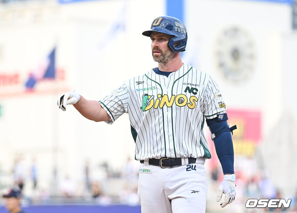 30일 창원NC파크에서 2026 신한 SOL KBO 리그 NC 다이노스와 롯데 자이언츠의 경기가 열렸다. 홈팀 NC는 라일리가, 방문팀 롯데는 이민석이 선발 출전했다. NC 다이노스 데이비슨이 5회말 1사 2루 중견수 앞 1타점 안타를 치고 세리머니를 하고 있다. 2026.05.30 / foto0307@osen.co.kr