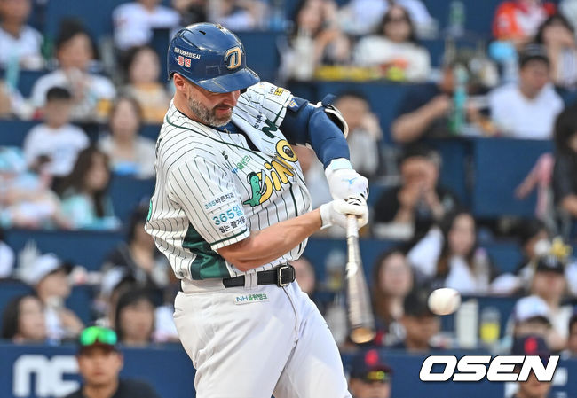 [OSEN=창원, 이석우 기자] 30일 창원NC파크에서 2026 신한 SOL KBO 리그 NC 다이노스와 롯데 자이언츠의 경기가 열렸다. 홈팀 NC는 라일리가, 방문팀 롯데는 이민석이 선발 출전했다. NC 다이노스 데이비슨이 6회말 2사 2루 중견수 앞 역전 1타점 안타를 치고 있다. 2026.05.30 / foto0307@osen.co.kr