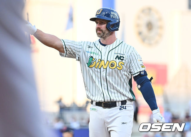 [OSEN=창원, 이석우 기자] 30일 창원NC파크에서 2026 신한 SOL KBO 리그 NC 다이노스와 롯데 자이언츠의 경기가 열렸다. 홈팀 NC는 라일리가, 방문팀 롯데는 이민석이 선발 출전했다. NC 다이노스 데이비슨이 6회말 2사 2루 중견수 앞 역전 1타점 안타를 치고 세리머니를 하고 있다. 2026.05.30 / foto0307@osen.co.kr