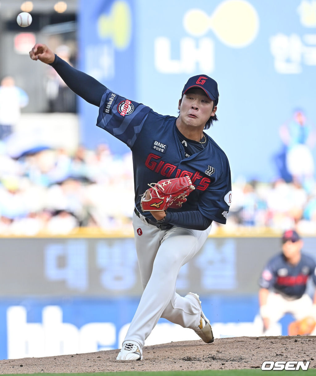 30일 창원NC파크에서 2026 신한 SOL KBO 리그 NC 다이노스와 롯데 자이언츠의 경기가 열렸다. 홈팀 NC는 라일리가, 방문팀 롯데는 이민석이 선발 출전했다. 롯데 자이언츠 선발투수 이민석이 역투하고 있다. 2026.05.30 / foto0307@osen.co.kr