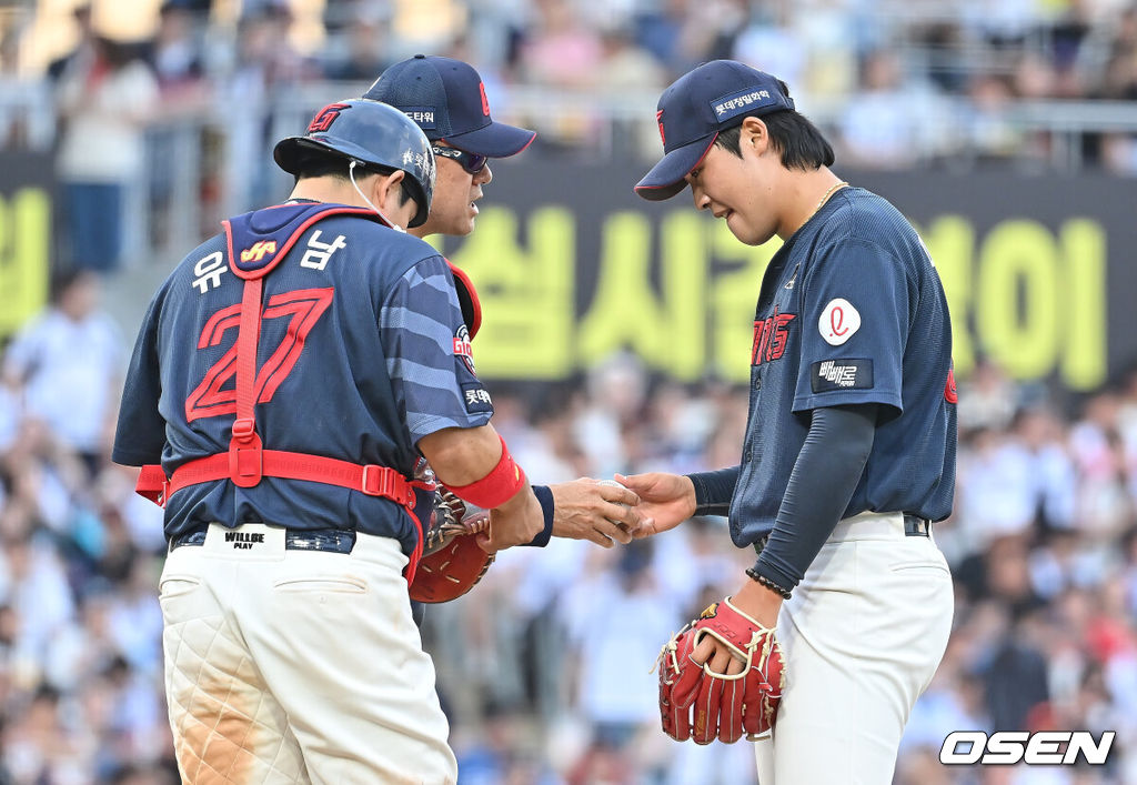 30일 창원NC파크에서 2026 신한 SOL KBO 리그 NC 다이노스와 롯데 자이언츠의 경기가 열렸다. 홈팀 NC는 라일리가, 방문팀 롯데는 이민석이 선발 출전했다. 롯데 자이언츠 선발투수 이민석이 5회말 동점을 허용하고 교체되고 있다. 2026.05.30 / foto0307@osen.co.kr
