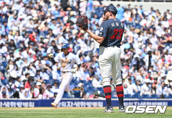 [OSEN=창원, 이석우 기자] 31일 창원NC파크에서 2026 신한 SOL KBO 리그 NC 다이노스와 롯데 자이언츠의 경기가 열렸다. 홈팀 NC는 비슬리가, 방문팀 롯데는 테일러가 선발 출전했다. 롯데 자이언츠 비슬리가 2회말 1사 1,2루 NC 다이노스 김주원에게 우월 3점 홈런을 맞고 아쉬워하고 있다. 2026.05.31 / foto0307@osen.co.kr