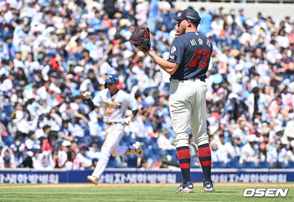 31일 창원NC파크에서 2026 신한 SOL KBO 리그 NC 다이노스와 롯데 자이언츠의 경기가 열렸다. 롯데 자이언츠 비슬리가 2회말 1사 1,2루 NC 다이노스 김주원에게 우월 3점 홈런을 맞고 아쉬워하고 있다. 2026.05.31 / foto0307@osen.co.kr