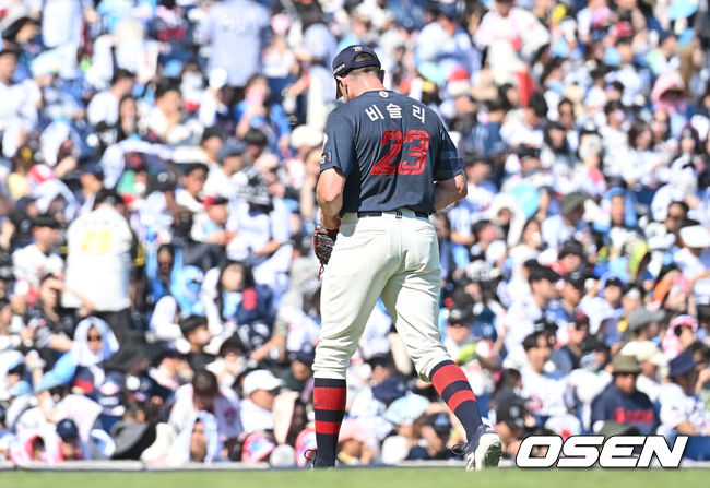 [OSEN=창원, 이석우 기자] 31일 창원NC파크에서 2026 신한 SOL KBO 리그 NC 다이노스와 롯데 자이언츠의 경기가 열렸다. 홈팀 NC는 비슬리가, 방문팀 롯데는 테일러가 선발 출전했다. 롯데 자이언츠 선발투수 비슬리가 5회말 교체되고 있다. 2026.05.31 / foto0307@osen.co.kr