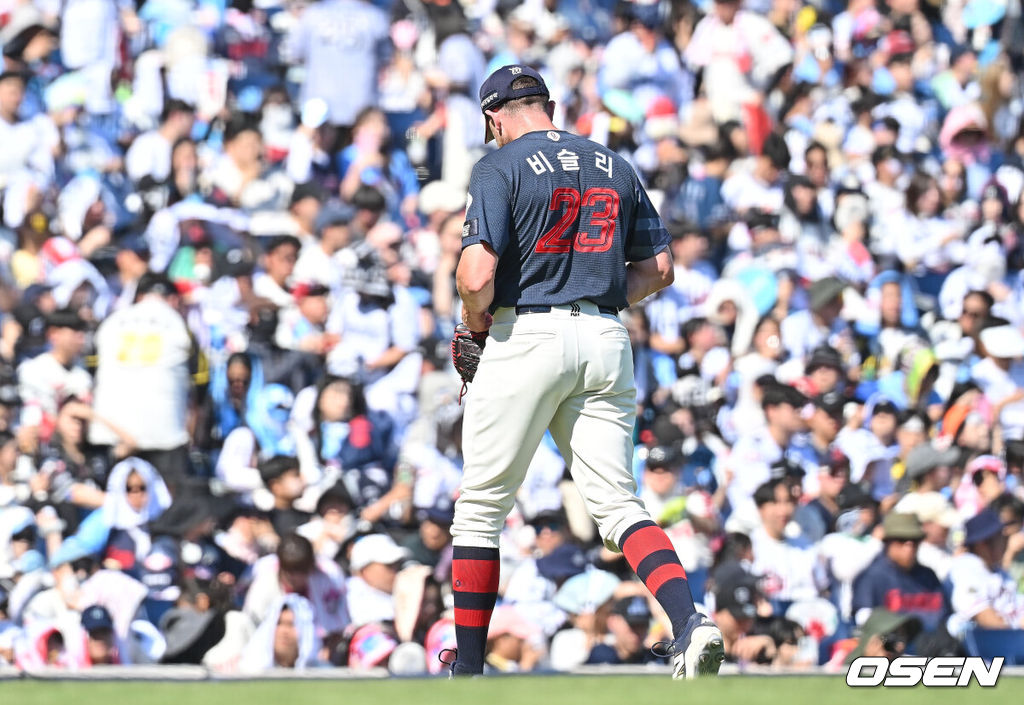 31일 창원NC파크에서 2026 신한 SOL KBO 리그 NC 다이노스와 롯데 자이언츠의 경기가 열렸다. 롯데 자이언츠 선발투수 비슬리가 5회말 교체되고 있다. 2026.05.31 / foto0307@osen.co.kr