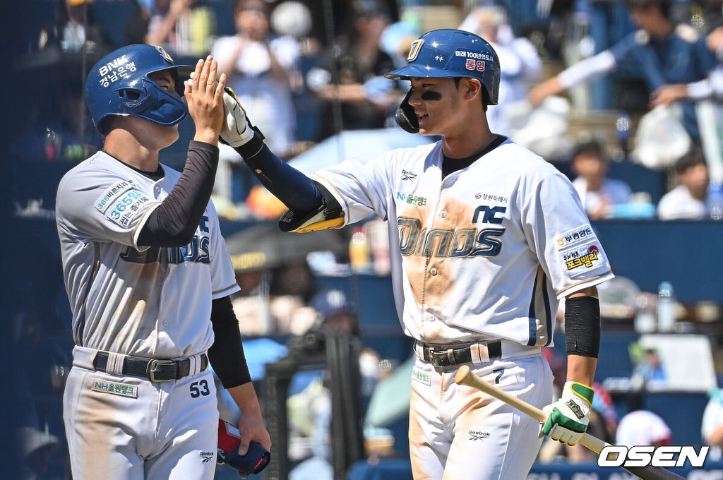 31일 창원NC파크에서 2026 신한 SOL KBO 리그 NC 다이노스와 롯데 자이언츠의 경기가 열렸다. NC 다이노스 김주원이 2회말 1사 1,2루 우월 3점 홈런을 치고 하이파이브를 하고 있다. 2026.05.31 / foto0307@osen.co.kr