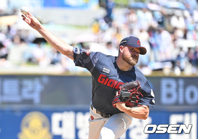 [OSEN=창원, 이석우 기자] 31일 창원NC파크에서 2026 신한 SOL KBO 리그 NC 다이노스와 롯데 자이언츠의 경기가 열렸다. 홈팀 NC는 비슬리가, 방문팀 롯데는 테일러가 선발 출전했다. 롯데 자이언츠 선발투수 비슬리가 역투하고 있다. 2026.05.31 / foto0307@osen.co.kr