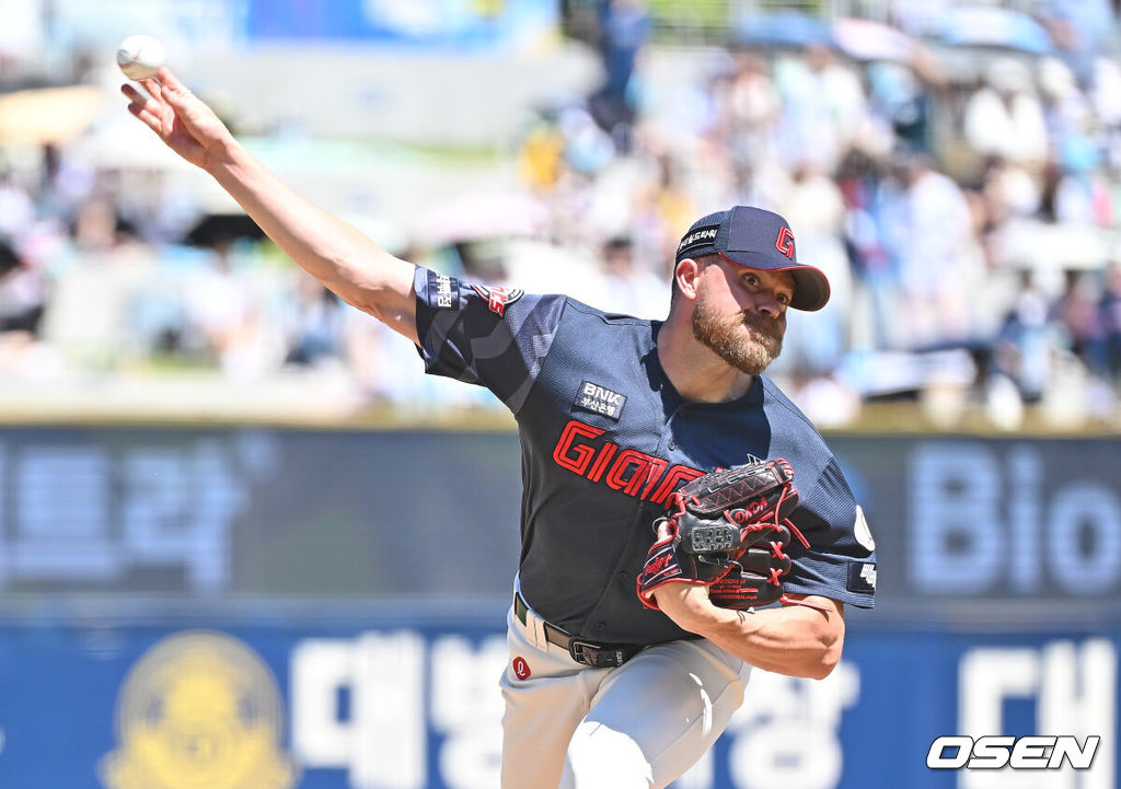 31일 창원NC파크에서 2026 신한 SOL KBO 리그 NC 다이노스와 롯데 자이언츠의 경기가 열렸다. 롯데 자이언츠 선발투수 비슬리가 역투하고 있다. 2026.05.31 / foto0307@osen.co.kr